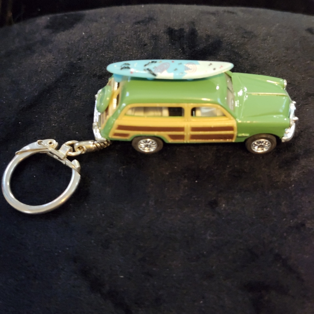 Vintage Kinsmart diecast model of a 1949 Ford Woody Wagon surfboard, Keychain